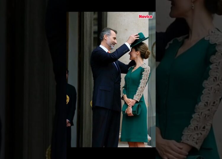 king give new hat to queen letizia #spanishroyalfamily #letizia