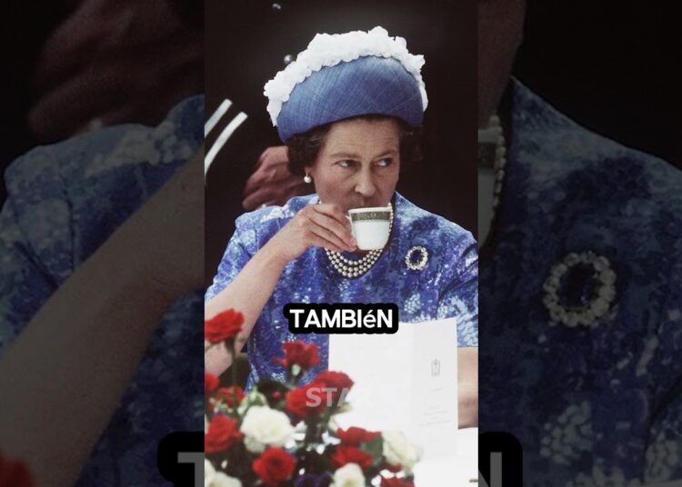 Tradiciones sorprendentes de la realeza británica 👑☕ #RoyalFamily #RoyalSecrets #shorts