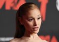 A Casa Branca ataca Ariana Grande com seus títulos de músicas depois que ela compartilha críticas a Trump