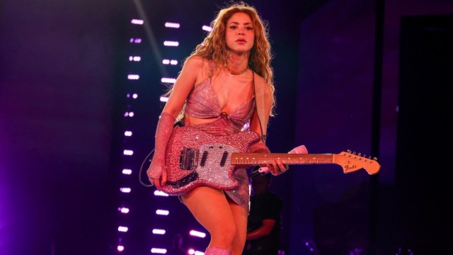 A aparência superior de Shakira destaca sua figura tonificada
