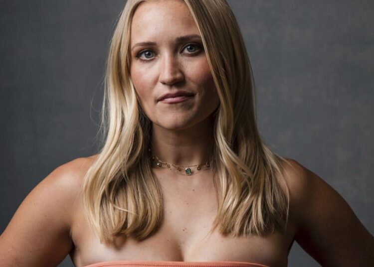 A ator Emily Osment é solteira, pois seu divórcio do músico Jack Farina se torna oficial | Notícias de celebridades
