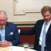 A especulação é montada sobre se o príncipe Harry e o rei se encontrarão enquanto Charles voa de volta para Londres