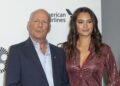 A esposa de Bruce Willis, Emma, ​​revela que ela e o ator têm sua 'própria língua' em meio à batalha de demência - revista Globe