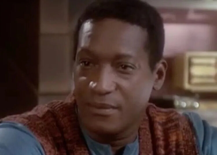 A esposa de Tony Todd responde ao falecido ator que está sendo deixado de fora do segmento Emmys no Memoriam