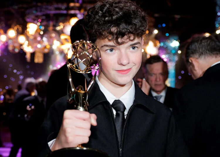 A estrela adolescente da adolescência se torna ator mais jovem para ganhar um Emmy