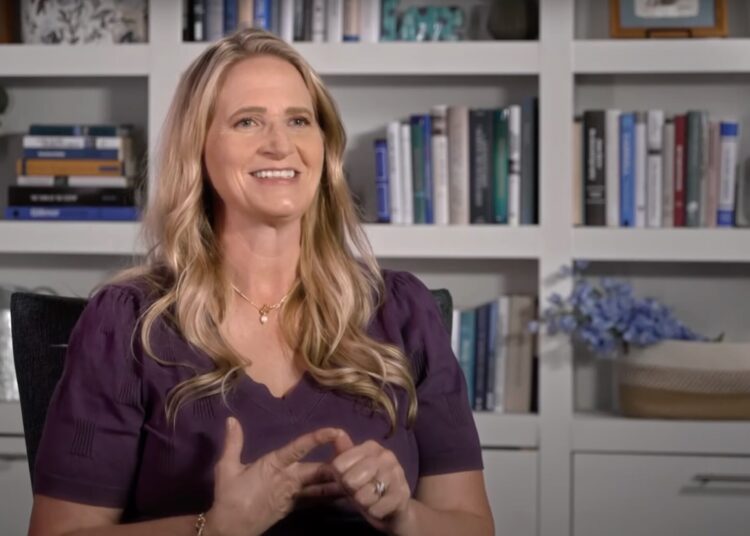 A estrela da 'irmã das esposas' Christine Brown revela o vício em oxicodona em novas memórias: 'melhor alto que eu já senti' - revista Star