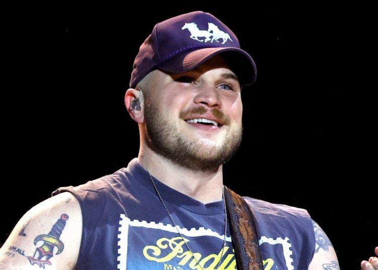 A estrela da música country Zach Bryan define um novo disco para o maior público com ingressos nos EUA | Música, Zach Bryan | Just Jared: Notícias e fofocas de celebridades