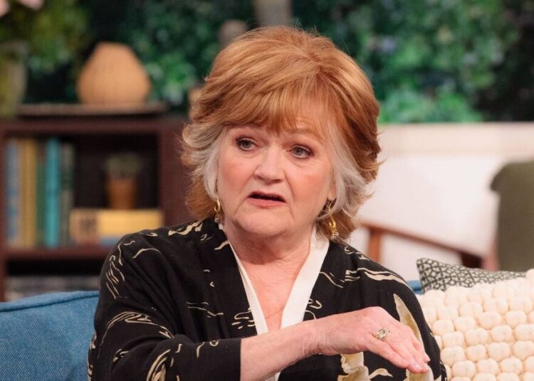 A estrela de Downton Abbey não falou com Maggie Smith por 'meses' - notícias de celebridades - entretenimento