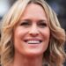 A estrela de 'House of Cards', Robin Wright, revela a razão de 's ** tshow' que ela está deixando os EUA