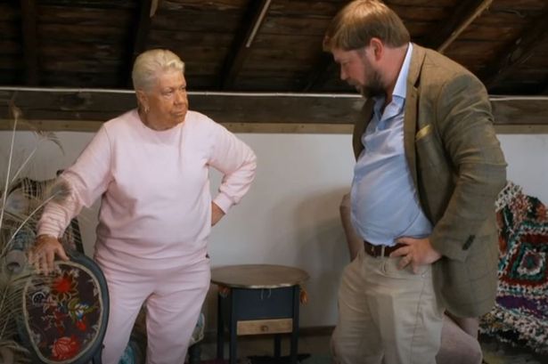 A estrela do EastEnders ameaça 'chutar' Celebrity Antiques Road Trip Dealer 'nas canelas' na visita de Devon