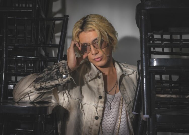 A estrela do J-pop Fujii Kaze credita LA por reviver sua música após o esgotamento