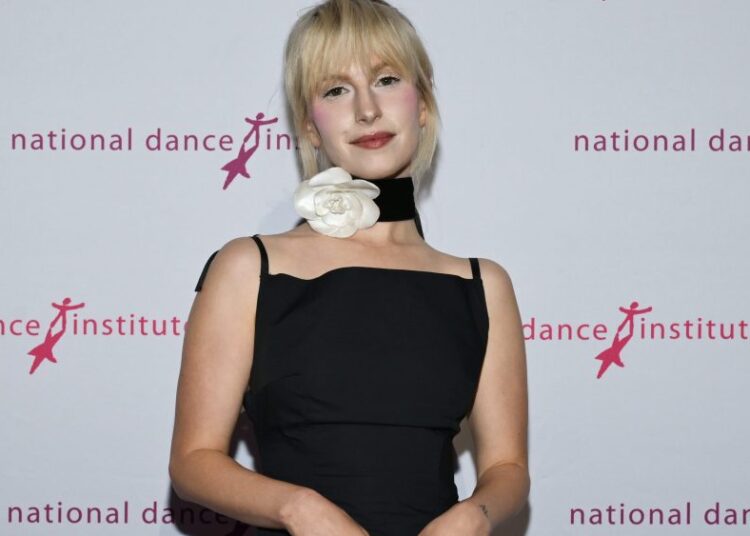 A etiqueta de Hayley Williams com parceria com secretamente; A NMPA anuncia cadeiras