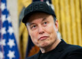 A filha de Elon Musk, Vivian Wilson, vira o concurso queen durante o show de direitos nyfw dos direitos trans