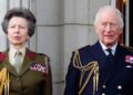 A foto do rei Charles, impressionante, tem um link surpreendente para a princesa Anne