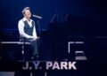 JY Park se apresenta durante seu 30º show de aniversário de estréia "Ainda JYP" na prefeitura de Tóquio Dome em fevereiro. (Jyp Entertainment)