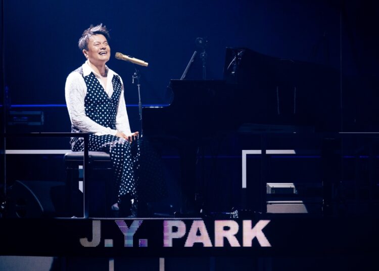 JY Park se apresenta durante seu 30º show de aniversário de estréia "Ainda JYP" na prefeitura de Tóquio Dome em fevereiro. (Jyp Entertainment)