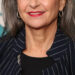 A lenda da comédia Tracy Ullman, 65 anos, faz com que a moda masculina e cabelos grisalhos sejam chiques como sempre no tapete vermelho