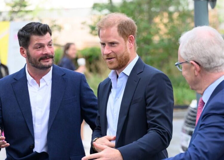 A linguagem corporal de Harry 'dá sentimentos verdadeiros' sobre o rei Charles - Royals - Notícias
