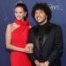 A linguagem corporal de Selena Gomez nas fotos do casamento mostra seu papel no relacionamento, diz o especialista