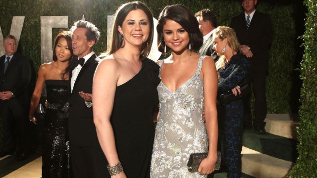 A mãe de Selena Gomez é mais do que feliz com a filha andando pelo corredor com o avô, afirma a fonte