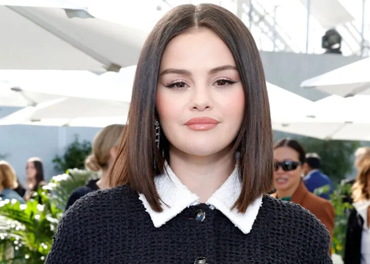 A mãe de Selena Gomez responde às alegações de que ela bufou drogas no trabalho