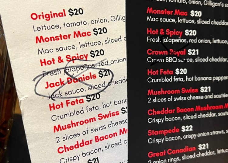 À medida que as chamadas de boicote crescem, Crown Royal está fora do menu neste restaurante de Amherstburg, Ontário