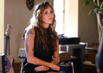 A mensagem oculta por trás de "Secrets", a nova música de Miley Cyrus sobre seu pai - Celebrity Land