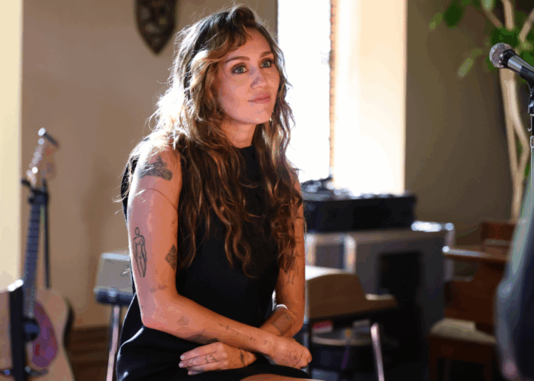 A mensagem oculta por trás de "Secrets", a nova música de Miley Cyrus sobre seu pai - Celebrity Land