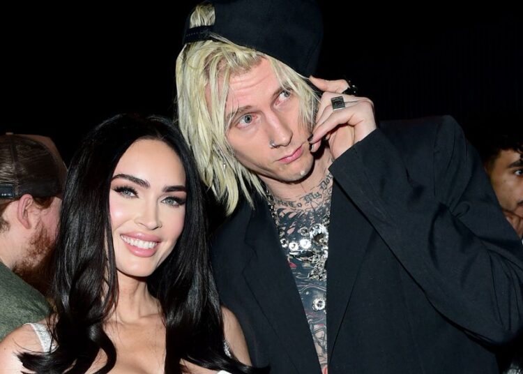 A metralhadora Kelly ainda 'espera se reconciliar' com Megan Fox enquanto eles se concentram na família