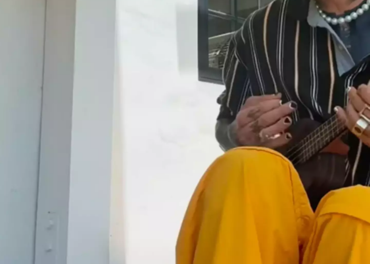 MGK encantou os fãs quando ele revelou o nome de sua filha no início deste ano (metralhadora Kelly/Instagram)