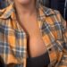 A modelo Playboy Sara Blake Cheek chama a companhia aérea sobre a regra de roupa