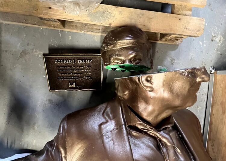 A reinstalação da estátua de Trump e Epstein negada após sua remoção