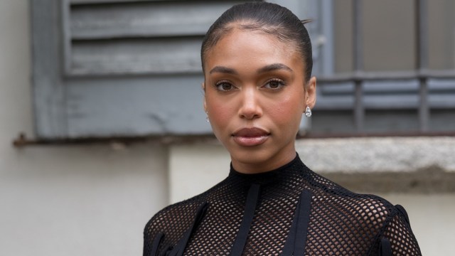 A roupa do show de Ferragamo de Lori Harvey é tão ousada que vai deixar você hipnotizado
