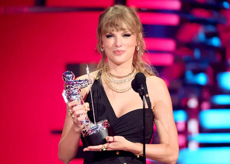 A verdadeira razão pela qual Taylor Swift está misteriosamente pulando as vmas semanas após seu engajamento surpresa com Travis Kelce