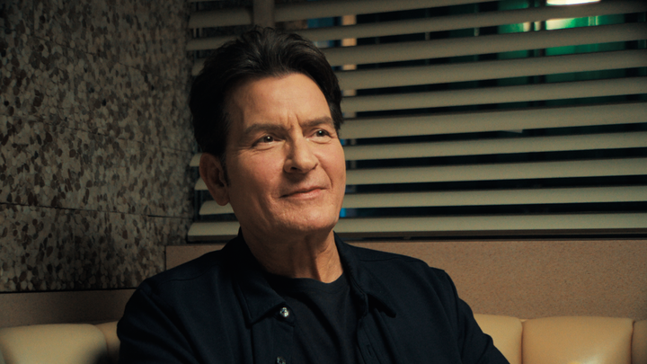 'Aka Charlie Sheen' e o problema com documentários de celebridades obscenos