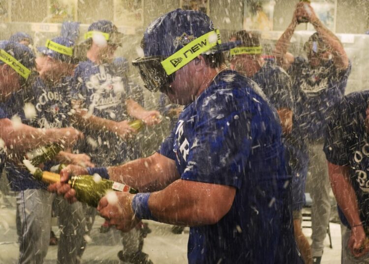Al East líder Blue Jays vá para a pós-temporada após a vitória da Royals