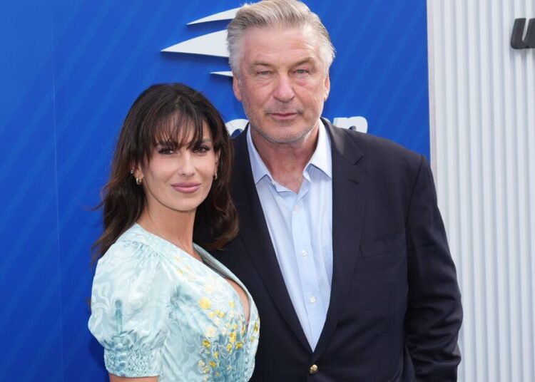Alec Baldwin 'rasgando o cabelo' enquanto a esposa compete no DWTS - Celebrity News - entretenimento