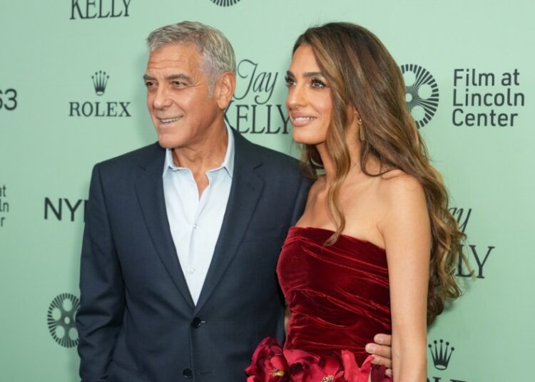 Amal Clooney floresce em minidress floral em 'Jay Kelly' Nyff Premiere