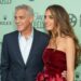 Amal Clooney floresce em minidress floral em 'Jay Kelly' Nyff Premiere