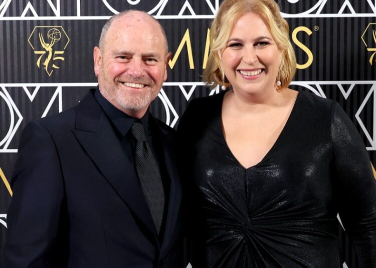 Amy Reisenbach, da CBS, David Stapf assina novos contratos de três anos