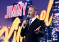 Anfitriões noturnos Skewer Jimmy Kimmel Suspension com humor e solidariedade