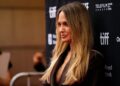 Angelina Jolie reflete sobre a história da família de câncer antes da estréia de 'Couture'