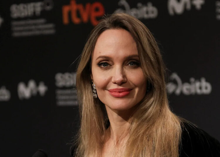 Angelina Jolie responde à situação 'em relação' aos EUA, diz que os tempos são 'pesados'