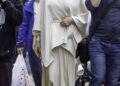 Angelina Jolie revela o penteado loiro no conjunto de 'pessoas ansiosas'