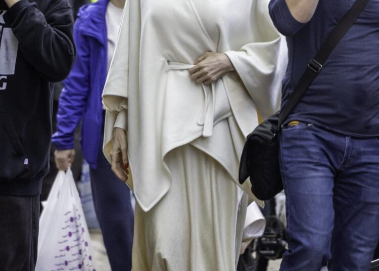 Angelina Jolie revela o penteado loiro no conjunto de 'pessoas ansiosas'