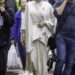 Angelina Jolie revela o penteado loiro no conjunto de 'pessoas ansiosas'