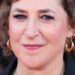 Antigo 'Jeopardy!' O anfitrião Mayim Bialik opta por uma aparência sombria e nervosa em fotos raras de glam