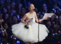 Ariana Grande elogia o apoio dos fãs a ela como 'ser humano' no discurso do álbum do ano em 2025 VMAs