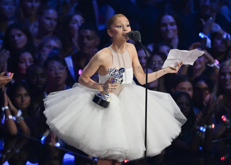Ariana Grande elogia o apoio dos fãs a ela como 'ser humano' no discurso do álbum do ano em 2025 VMAs