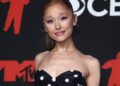 Ariana Grande faz uma aparência de tapete vermelho VMAs de 2025 MTV